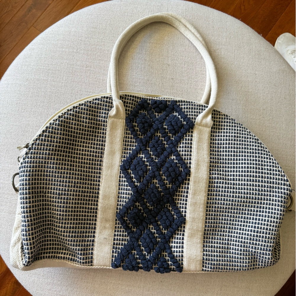 Like New Universal Thread Stylish Navy and Cream Women's Bag